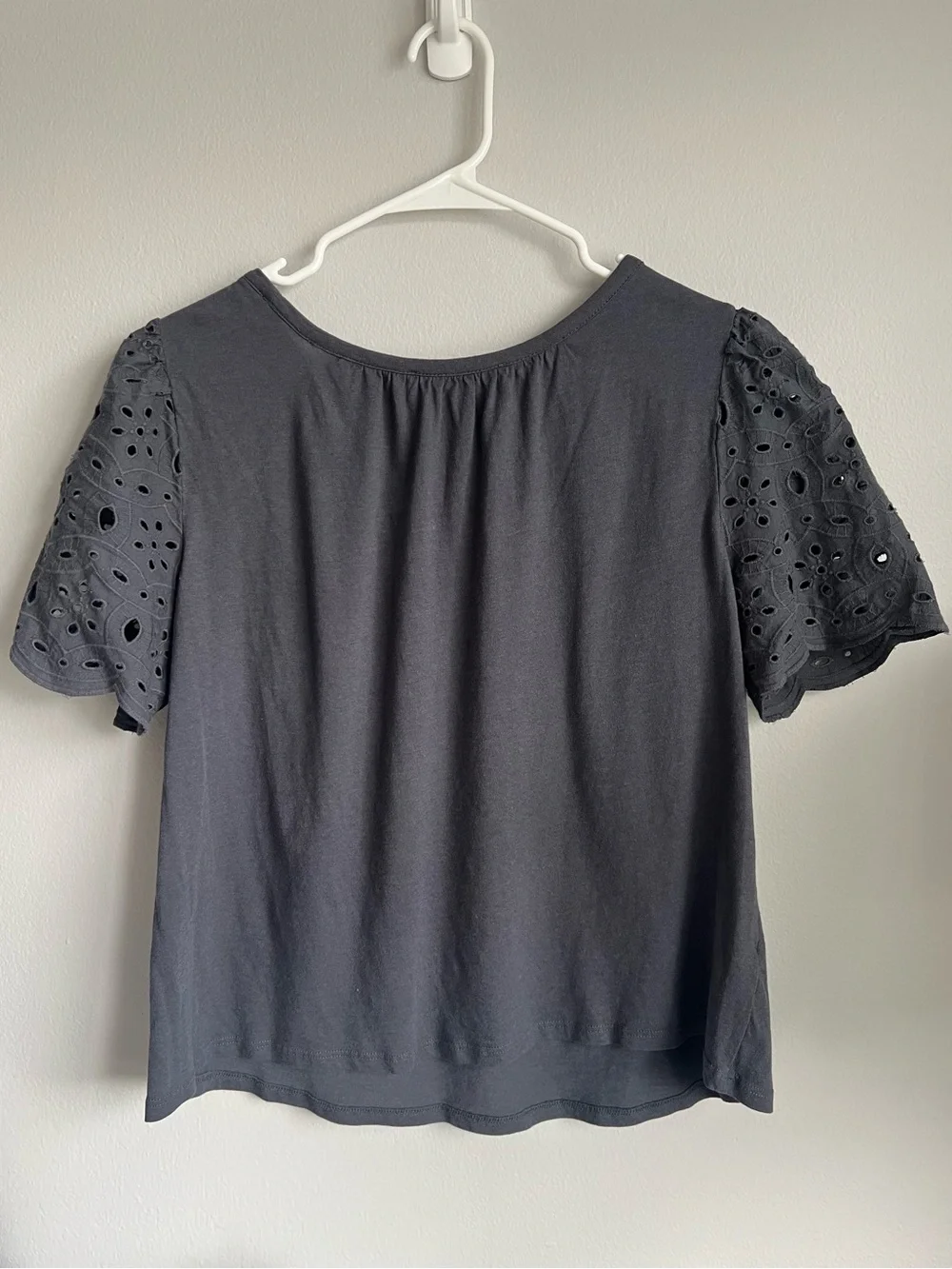 LOFT Women’s Grey Eyelet Yoke Puff Sleeve Tee Size Small